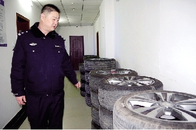警方收缴48只被盗的轮胎 