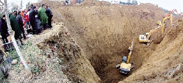 营救现场，多台大型挖掘机在抢挖生命通道
