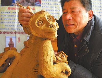 正陽縣民間藝人雕塑泥猴 （賀永明攝）