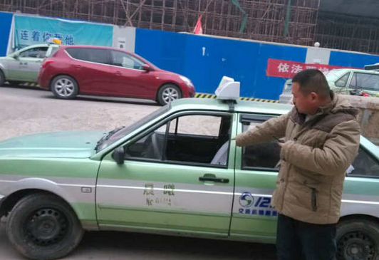 郑州一夜间2辆出租车被砸 的哥:大过年贼也不