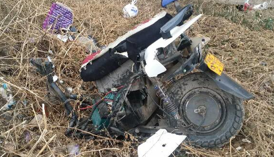 男子駕車撞飛兩電動車后又撞斷碗口粗大樹