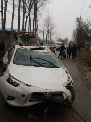 男子駕車撞飛兩電動車后又撞斷碗口粗大樹