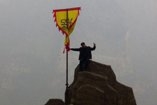 為出風頭，濟源男子爬上假山大擺pose