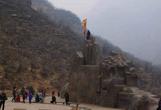 為出風頭，濟源男子爬上假山大擺pose