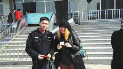 俄罗斯姑娘搭顺风车被困漯河 交警帮购火车票