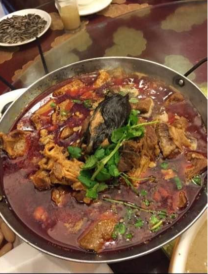 红烧肉里现老鼠。