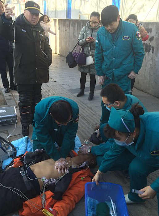 鄭州一環衛工今晨猝死街頭 一家兩代四個環衛工