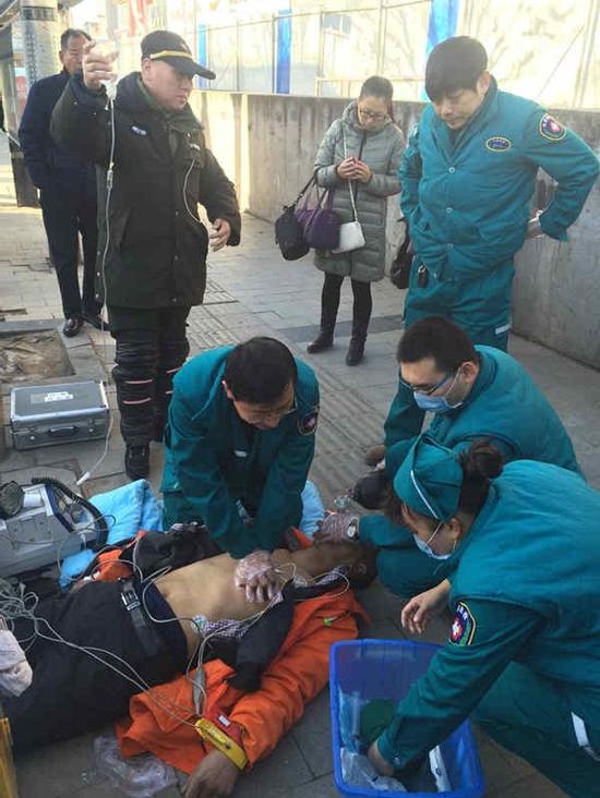 鄭州一環衛工今晨猝死街頭 一家兩代四個環衛工