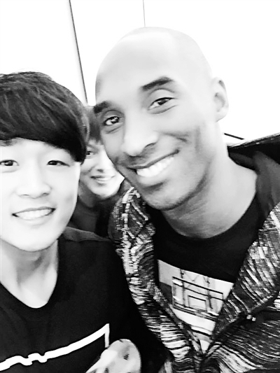 安云鵬與科比合影。