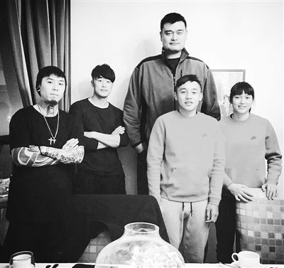 安云鵬(左一)與姚明合影。