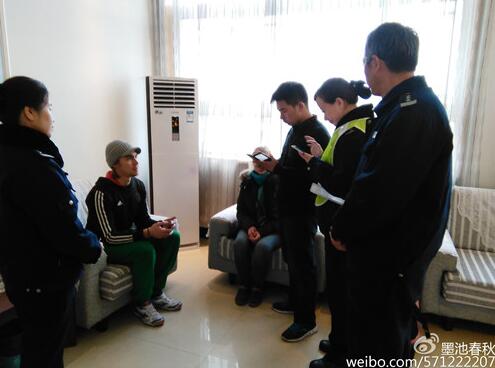 俄罗斯情侣徒步中国 迷路商丘遇救助