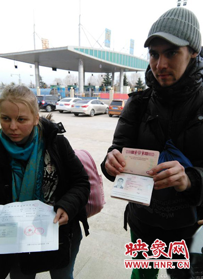 俄罗斯情侣徒步穷游中国 迷路上高速一天没吃