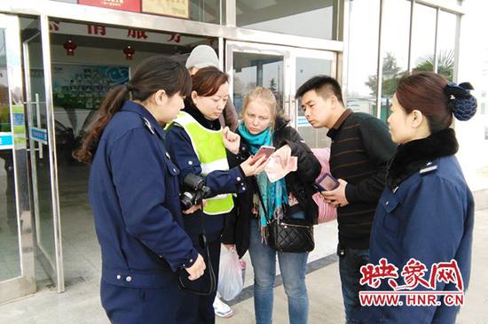 俄罗斯情侣徒步穷游中国 迷路上高速一天没吃