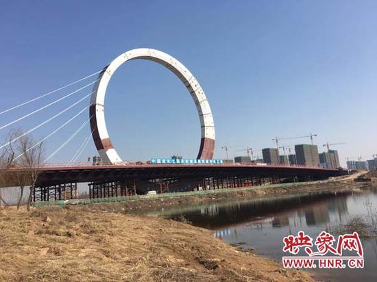 郑州最独特大桥 竖巨大圆环