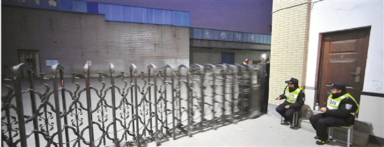 事發(fā)的廠區(qū)大門緊鎖，特勤在門口值守。