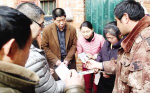 众人帮寻亲女子（右三）寻母 本报记者 郑 磊 摄