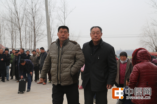 剪了头发和胡须的孙彦浩被老父亲带来叩谢恩人。