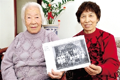 王君侠(左)和学生李玉英寻找昔日的学生和同学