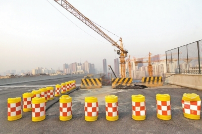 隴海路高架京廣路口下橋匝道至今未修好