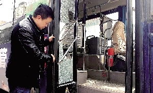 嫌公交没避让，男子抡锁砸车门后逃跑