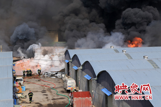 鄭州一大型倉庫突發火災 現場冒起“蘑菇云” 