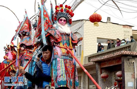 2月23日，一個(gè)表演背閣的社火表演團(tuán)隊(duì)在演出間隙休息。 (新華社記者 李安 攝)