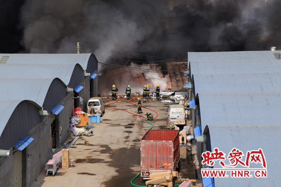 鄭州一大型倉庫突發火災 現場冒起“蘑菇云” 