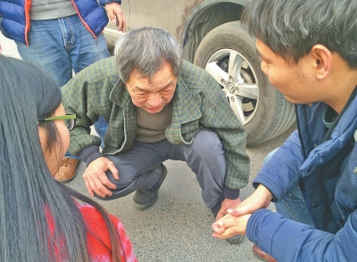 車壓老人腳市民合力救人