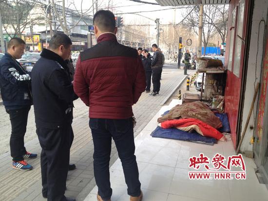 流浪漢死在街頭，警方現場勘查。