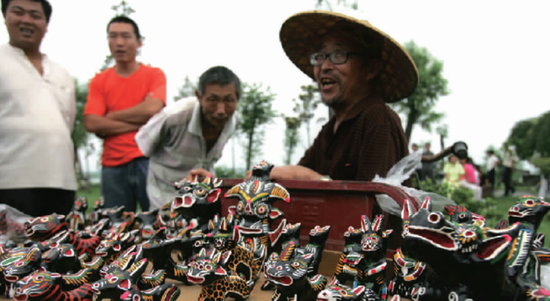夏天，村民在集市售賣泥泥狗