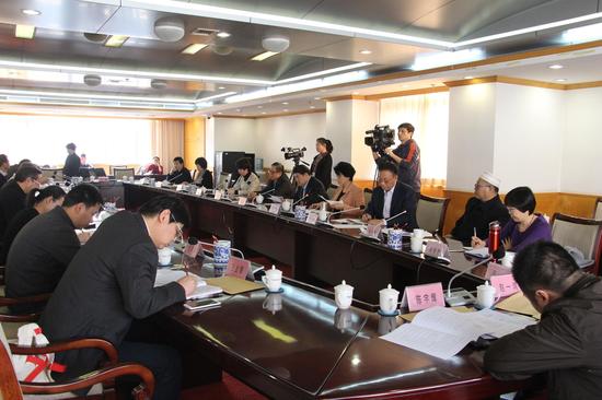 2月25日，河南省人大民族侨务外事委员会召开省直对口联系部门座谈会