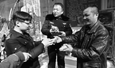 烤红薯“摊主”邀请郑州中原区城管在自己新开的店前品尝红薯