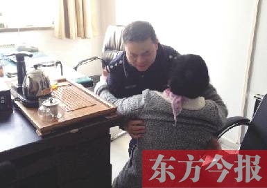 周女士下跪感谢照料孩子的警察