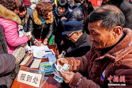 河南2000人同吃一锅饭拜祭舜帝。