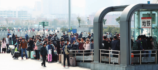 等待乘坐地鐵的人群，在廣場上排起兩支長隊