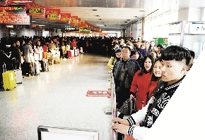 郑州火车站西广场地铁入口，排队的乘客。