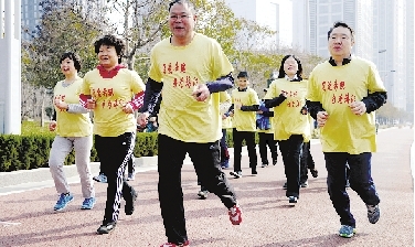 校友郑州街头“因爱奔跑”给她鼓劲