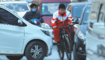 在汽车夹缝中穿梭上学的孩子