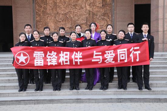 鄭州客運段團委：學雷鋒 樹新風