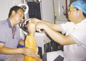 2008年5月，王聪文带儿子到医专二附院检查