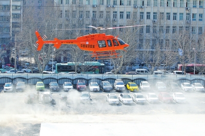 运载病患的橘红色直升机即将降落