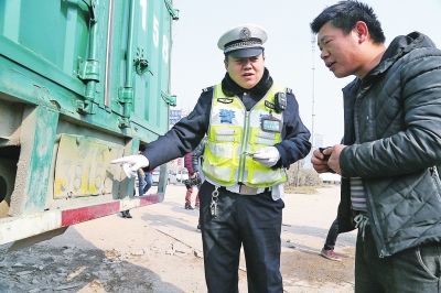 該車車牌因噴漆致使污損嚴重