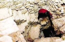 郑州晚报2011年7月以“贾鲁河源头有个深不见底的洞”为题报道了一户外探险小组进入圣水洞探险的事。