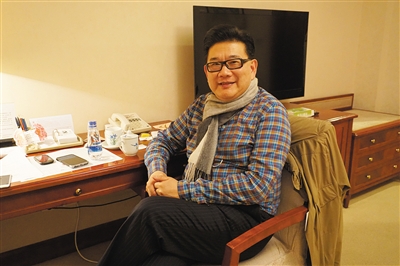昨日,曹可凡在上海代表团驻地。新京报记者 马俊茂 摄