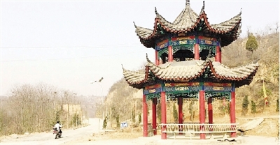  泉水出口处建了座亭子 