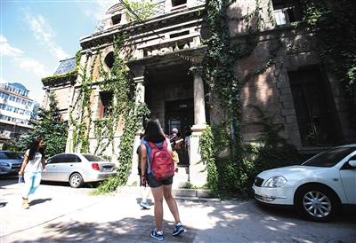 2014年7月,许多年轻人看完电影《京城81号》后前来“探险”。新京报记者 王贵彬 摄