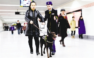 盲人带着导盲犬坐地铁，受到工作人员的热情服务