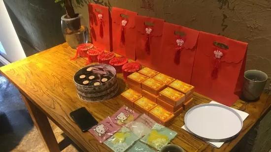 送给大家的礼物,玉石、香水、燕窝、燕窝巧克力、手工肥皂、还有美容卡等等大礼包