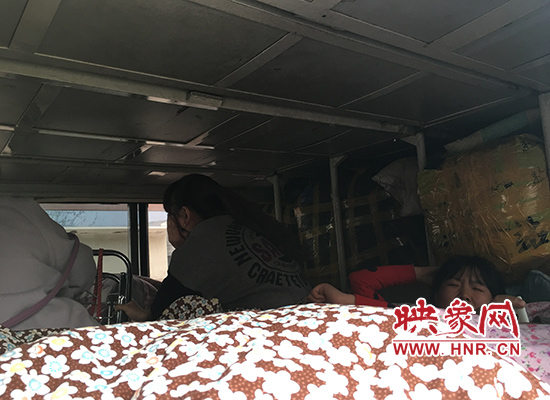 郑州厢式货车偷偷载客 半个车厢内竟躺十几个