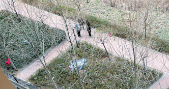 郑州30岁女子躺在冰冷草地里